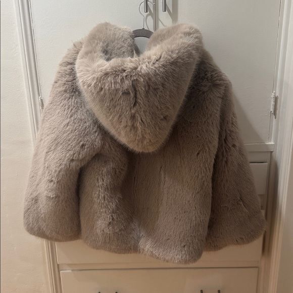 ALO Yoga Opulent Faux Fur Statement Jacket m/l oat - Picture 8 of 8